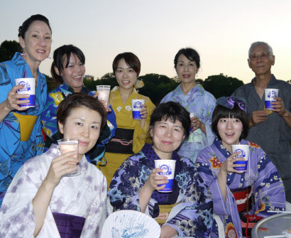 Guide to Souvenir shopping for made in Japan Kimonos and Yukatas: what to buy yukata party