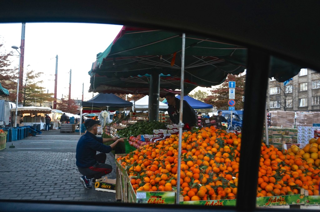jeu de balles Setting up early Sunday morning for the market at Gare du Midi.