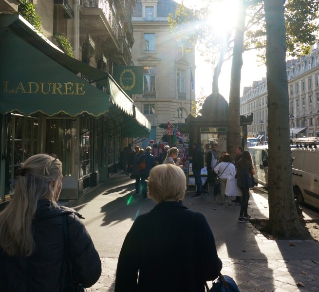 top souvenirs paris macarons lauduree