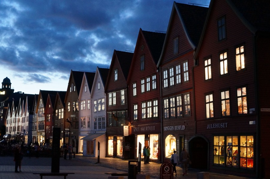 bryggen at night