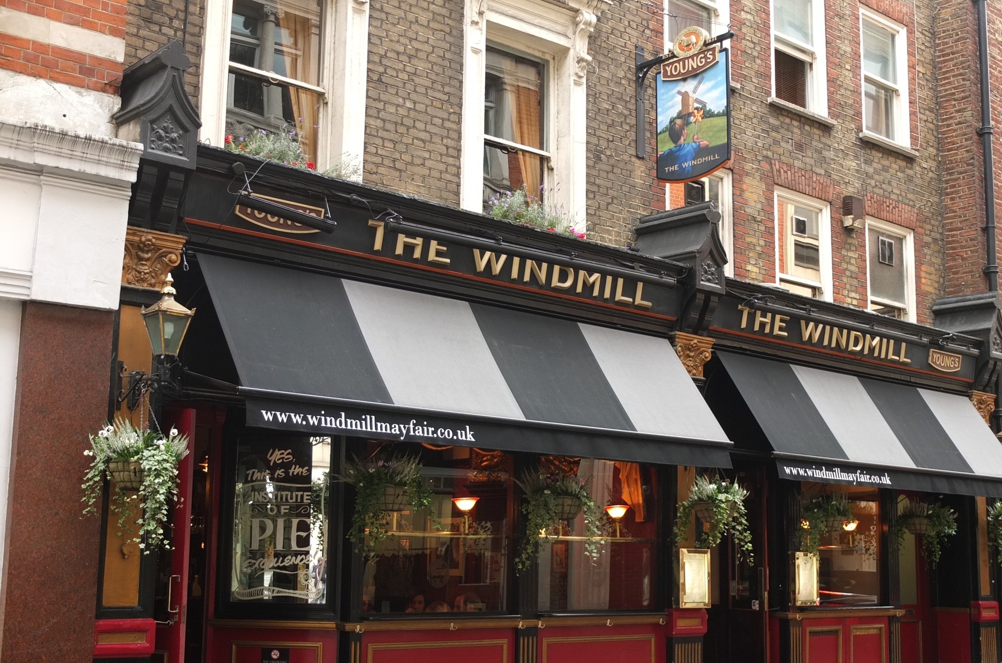 The Top 17 London Experiences and the Souvenirs to Remember them by