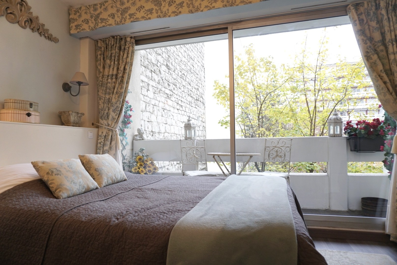 Cobblestone apartment Paris La Fleur