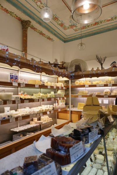 fromagerie paris french cheese shop in marais